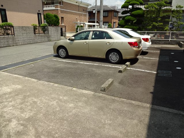 レオパレス飾西の駐車場