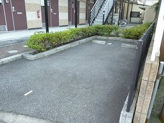 レオパレス神屋町の駐車場