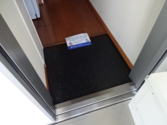 レオパレスリバーサイド　光の玄関