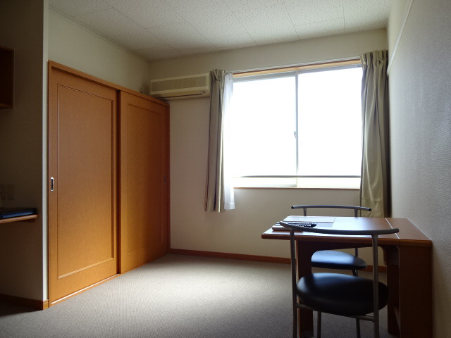 レオパレスリバーサイド　光の寝室