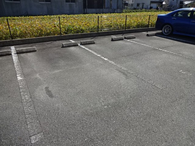 レオパレスリバーサイド　光の駐車場