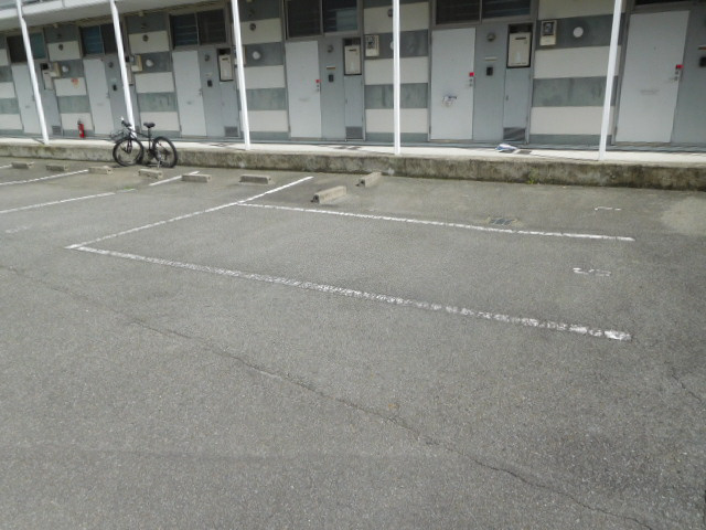 レオパレスルニⅡの駐車場