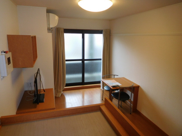 レオパレス伊伝居の居間・リビング