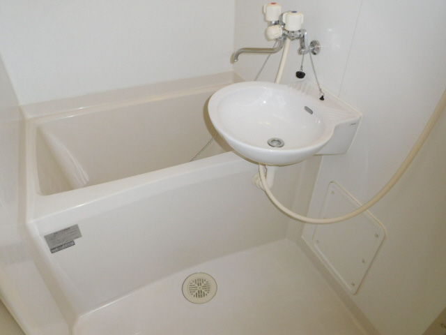 レオパレス伊伝居の浴室