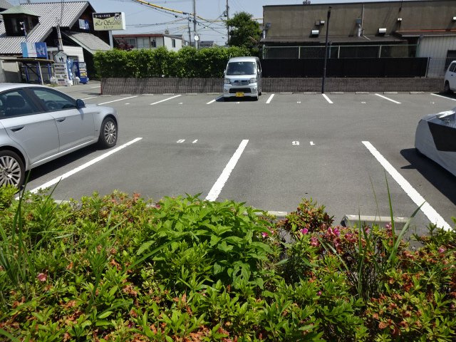 レオネクストタカス壱番館の駐車場