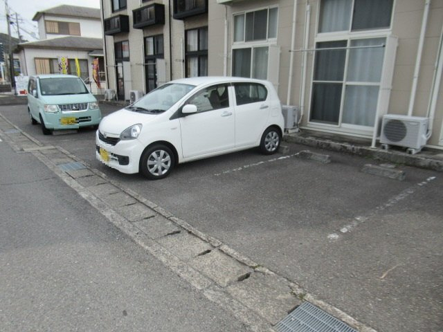 レオパレスサンライト２の駐車場