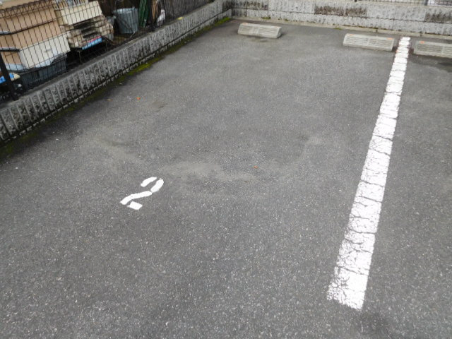 レオパレス伊伝居の駐車場