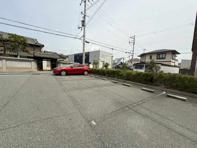 グラッチェⅠ番館の駐車場