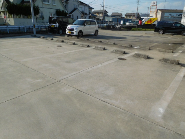 レオパレスデンファレ花田Ⅱの駐車場