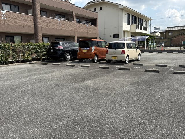 ハイツエトワールの駐車場