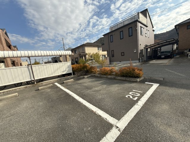 グランディールＭの駐車場