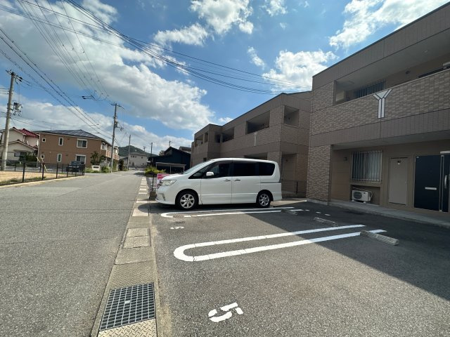 アンプルールの駐車場