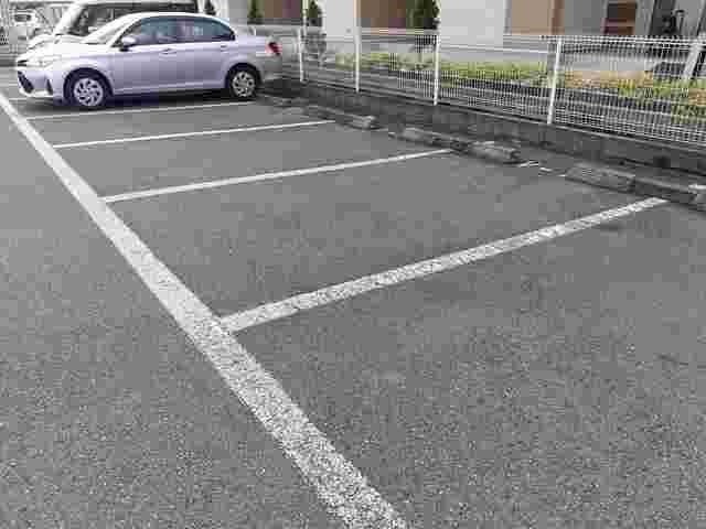 ドミールＶの駐車場