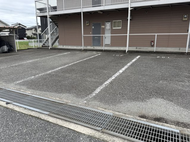 エルディム松本の駐車場