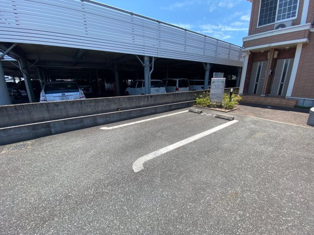 アルジェントの駐車場