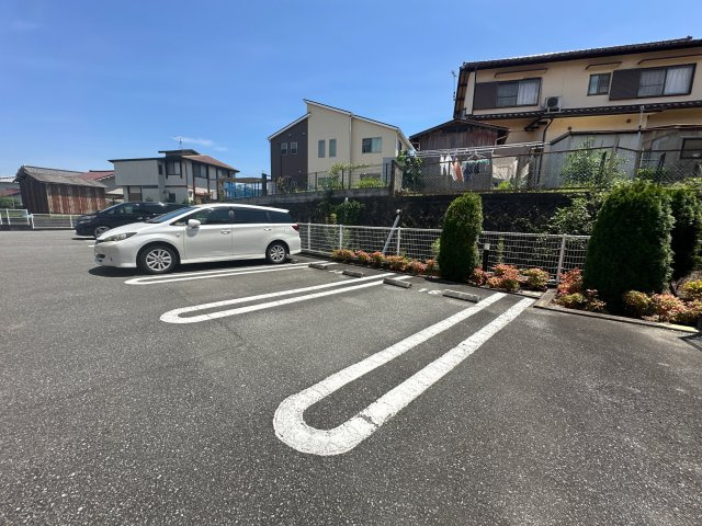 クール・ヴィヴァーチェＣの駐車場