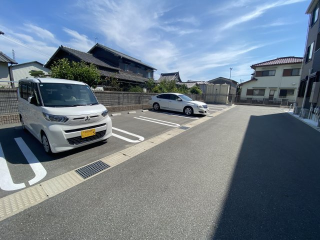 フェリア垣内の駐車場