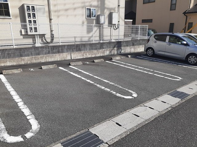 エスト　アロッジオの駐車場
