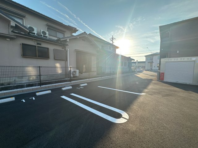 メゾン・カルムＢの駐車場