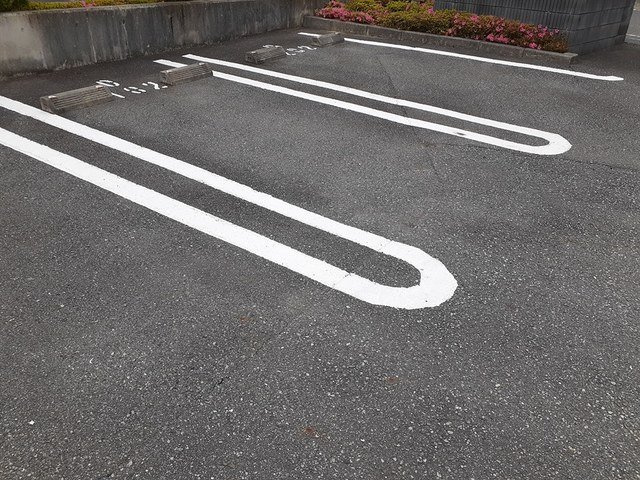 エーデル緑ヶ丘Ｄの駐車場
