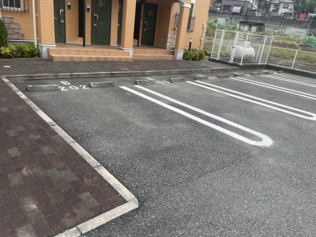 クール・ヴィヴァーチェＢの駐車場