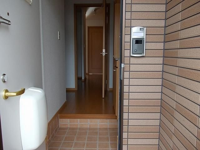 ヒルサイド緑ヶ丘Ｂの玄関