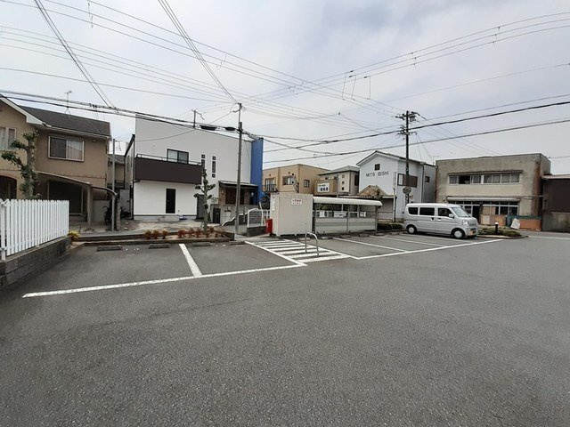 フローレスの駐車場