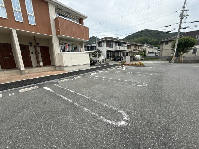 シン．シン．ハウスＣの駐車場