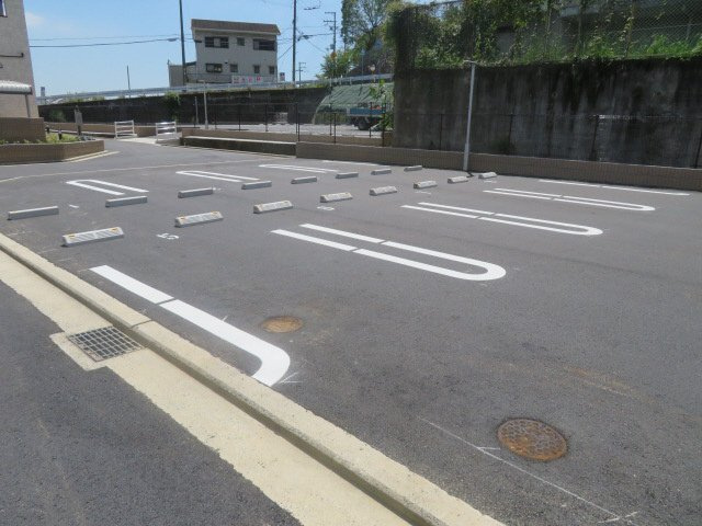 ヴィラ　ドゥ　グレーヌ梅ケ谷Ｄの駐車場