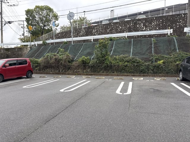 ヴィラ　ドゥ　グレーヌ梅ケ谷Ｄの駐車場