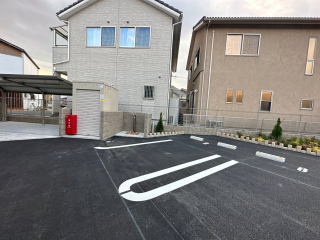 シュライン　ウエストの駐車場