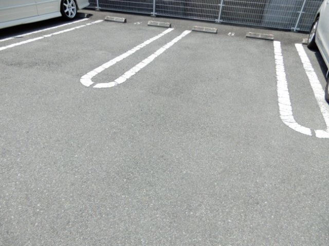 シュライン・フロントの駐車場