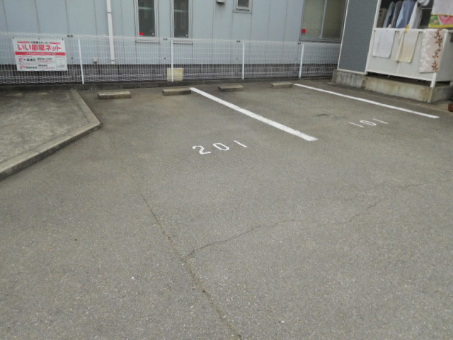 サンシャルマン細江の駐車場