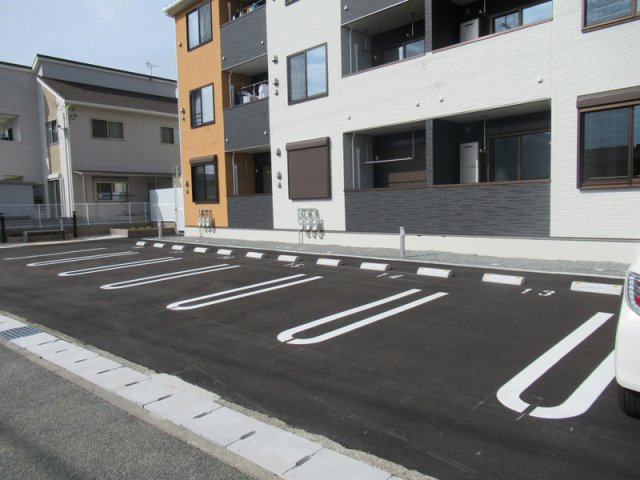 瑠璃玻璃ハウスの駐車場