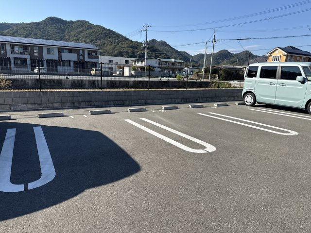 アル・グレースの駐車場