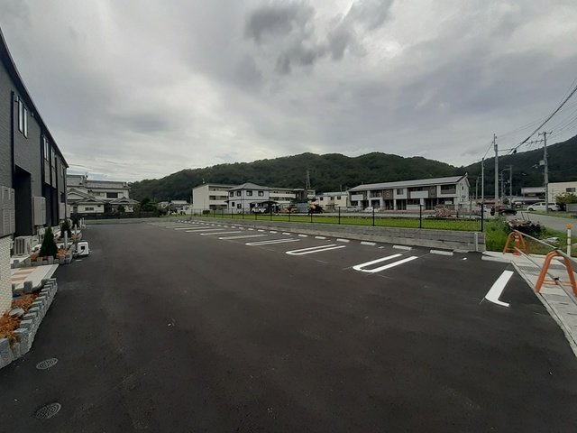 アル・グレースの駐車場