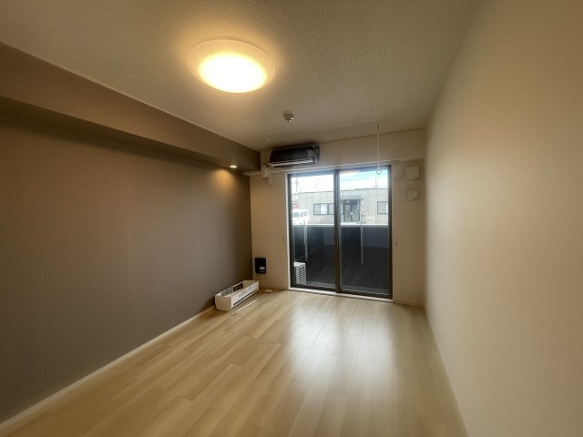 ソラナの洋室