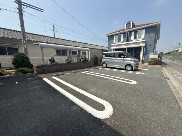 ワイズ　コンブリオⅣの駐車場