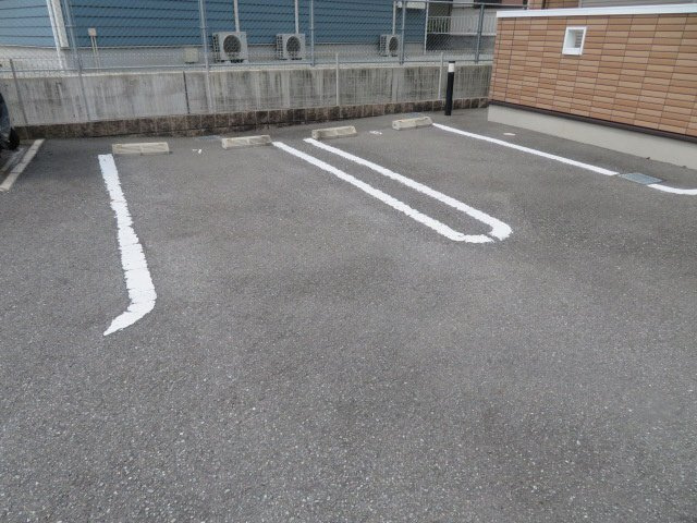 ドゥー・ファミーユⅡの駐車場