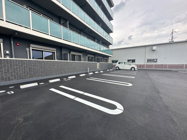 プレミアの駐車場