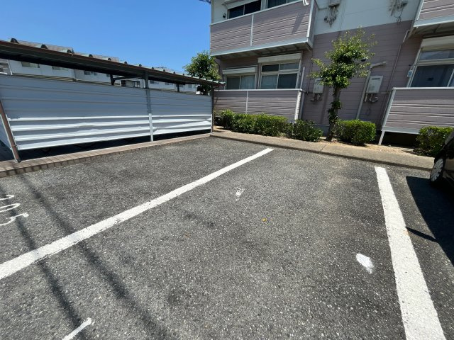 ドミール三喜の駐車場