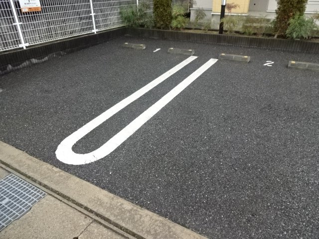 メゾン・ド・花水木　弐番館の駐車場