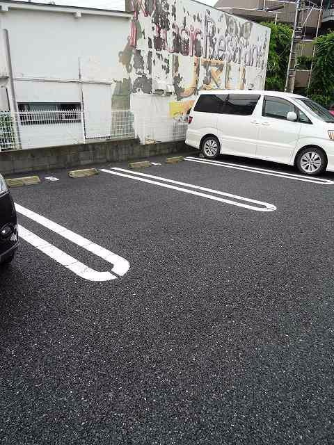 フォンターナコモドの駐車場