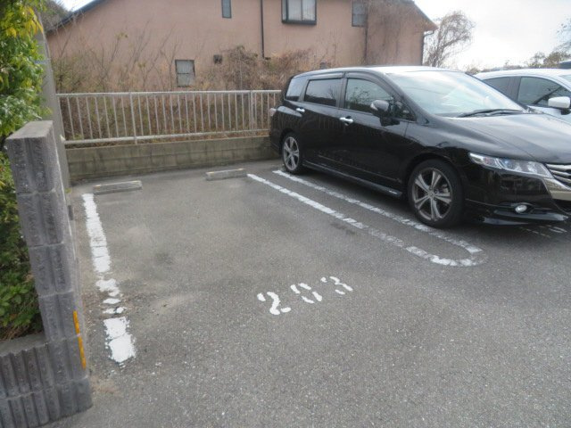 ラ　ルーチェの駐車場
