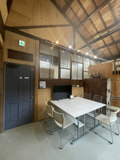 【ロビー】 | 共用スペース　入り口を入ると各店舗、各事務所への通路、共有スペースがあります。