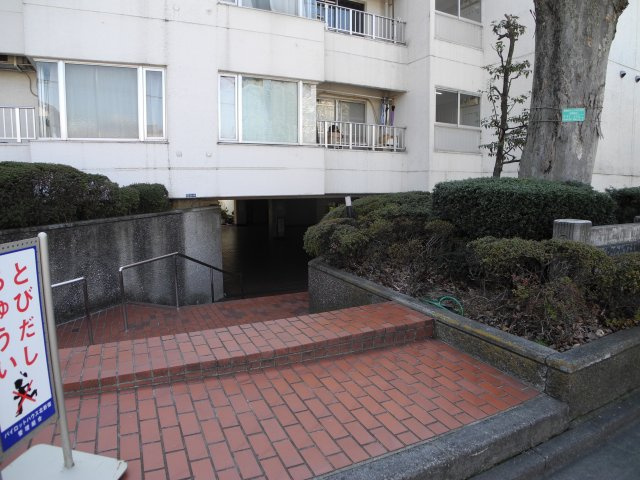 パイロットハウス北新宿のエントランス
