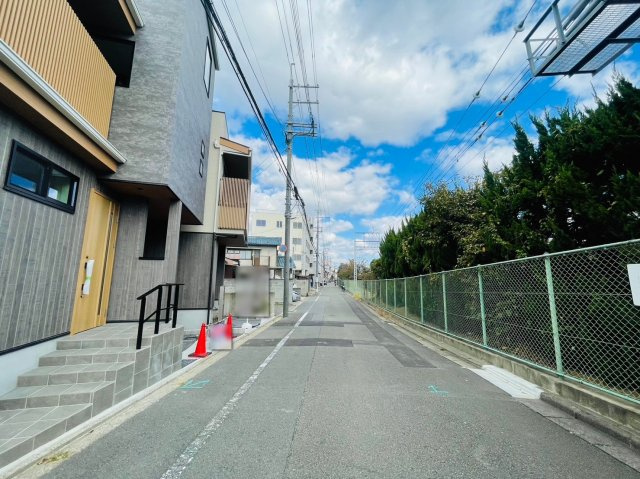 西院久田町A号棟の前面道路含む現地写真