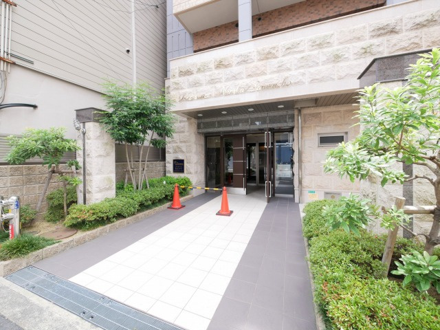 プレサンス難波幸町のエントランス