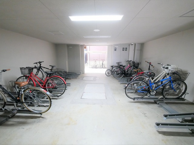 プレサンス難波幸町の駐車場