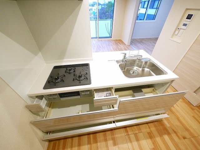 サニーレジデンスのキッチン|コンパクトなキッチンで掃除もラクラク